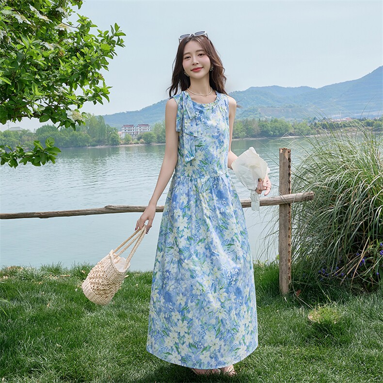 法式气质减龄印花挂脖连衣裙2025女夏季新款休闲抽绳系带无袖长裙图片