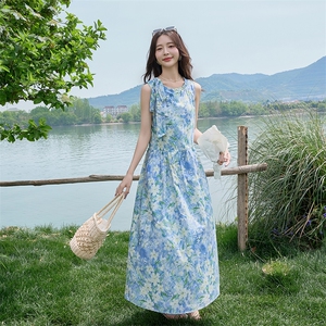法式气质减龄印花挂脖连衣裙2025女夏季新款休闲抽绳系带无袖长裙图片