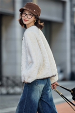 小香风白色毛绒短款外套女2025秋冬新款宽松显瘦气质皮毛一体棉服，女装羊羔毛/颗粒绒，微微衣阁