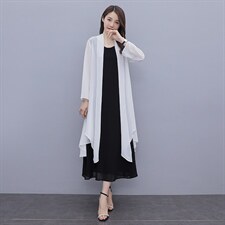 黑色连衣裙+白色外披