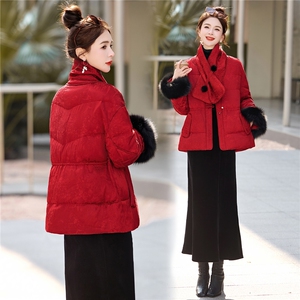 新中式红色羽绒服套装女2025冬季新款盘扣设计感保暖半身裙两件套图片