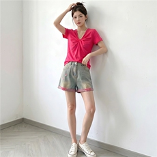高级感时尚减龄穿搭女夏新款V领扭结设计短袖上衣牛仔短裤两件套，女装套装/套裙，江南
