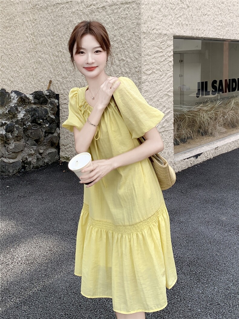 奶黄色泡泡袖设计感连衣裙女夏季法式漂亮绝美气质慵懒风荷叶边裙,女装连衣裙,霓裳依族