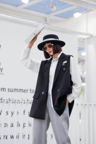 新款后背开衩马甲，女装马夹，C&B