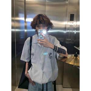 法式条纹短袖衬衫男夏季新款潮流宽松衬衣青少年高街翻领上衣外套图片