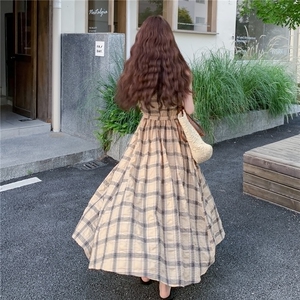 法式复古格纹无袖连衣裙女2025夏季新款度假风气质减龄显瘦背心裙图片