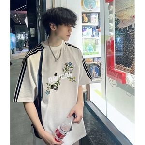 抖音得物品质二开240克宽松纯棉美式潮牌印花三条杠中性风短袖T恤图片