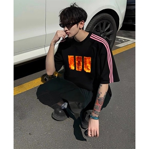 抖音得物品质二开240克宽松纯棉美式潮牌印花三条杠中性风短袖T恤图片