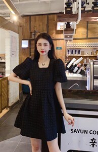 好看的泡泡工艺面料连衣裙，后背水晶蝴蝶结图片