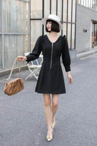 韩版潮流休闲时尚连衣裙：厂家直销批发，黑白两个色m一XL，女装连衣裙，圣姿源