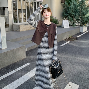 韩系松弛感穿搭针织条纹连衣裙套装女春季新款工装马甲长裙两件套