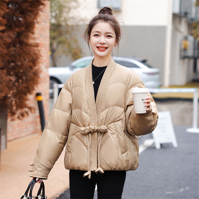 墨绿色羽绒服女冬季2024年新款短款时尚小个子V领盘扣白鸭绒外套,女装羽绒服,时尚俏佳人