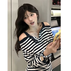 个性设计感露肩条纹T恤女秋季新款小众紧身长袖显瘦短款学生上衣t图片