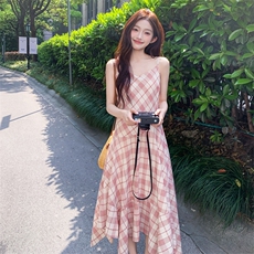 粉色格纹小清新吊带裙女夏季新款设计感不规则裙摆甜美减龄连衣裙，女装连衣裙，2C158