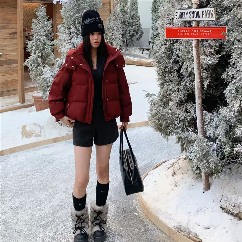 90%白鸭绒2025年冬季有帽可拆短款保暖休闲风厚款羽绒服,女装羽绒服,布依丽人