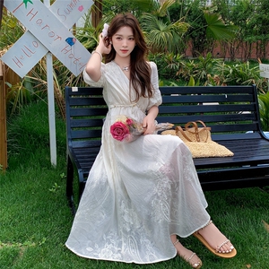 新中式法式V领高级感刺绣连衣裙女米色温柔度假风绝美初恋茶歇裙图片