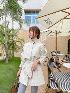 PANDLI经典又显腿长的短款风衣‘小翻领的设计延续了工装感，女装风衣，潘大利