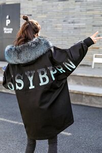 2020冬季新款时尚个性渐变珠片字母设计舒适保暖连帽大毛领棉衣图片