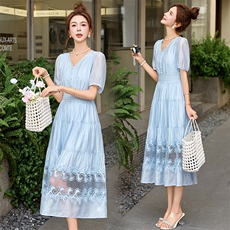 法式V领气质泡泡袖天丝连衣裙2025夏新款温柔风蕾丝拼接修身长裙，女装连衣裙，盈茜