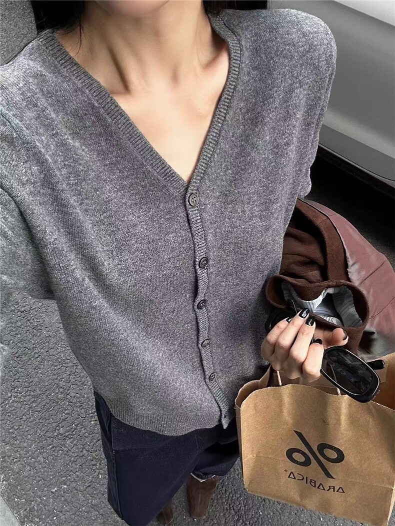 2025年秋季常规款单排扣V领通勤单件长袖，女装羊毛衫，洁纯羊绒