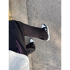 黑色