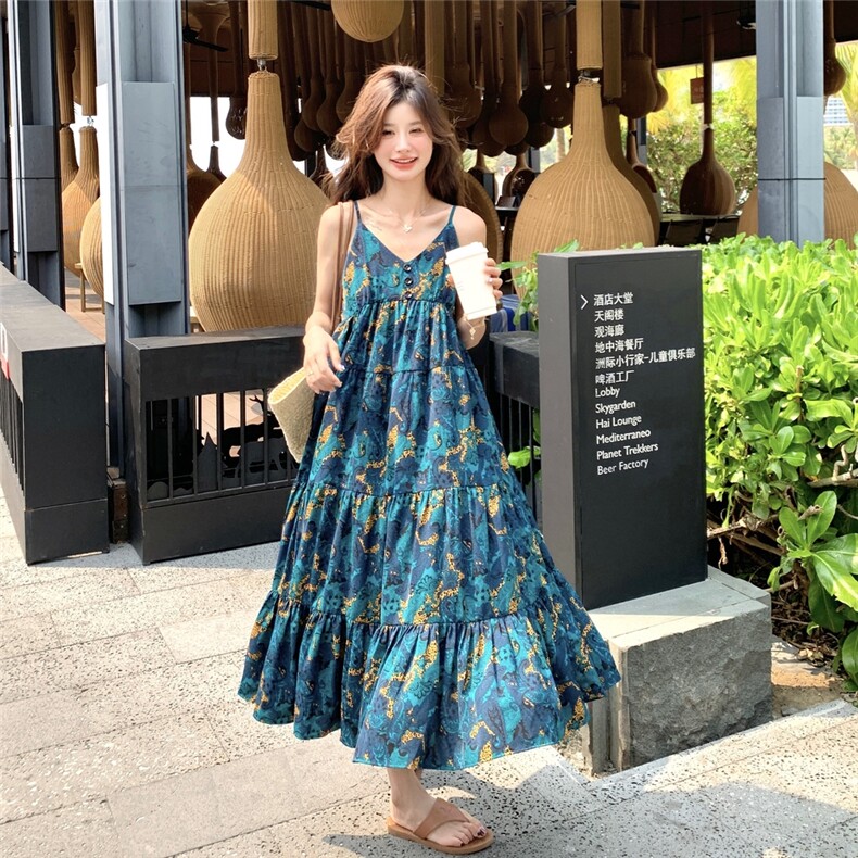 法式复古印花吊带连衣裙女2025夏季新款独特漂亮海边度假沙滩长裙图片