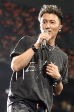 特批P29无差价网图锋哥演唱会同款镭射反光字母做旧短袖T恤T5400，男装T恤，电商A001