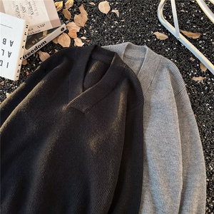 服饰情侣个性纯色大V领毛衣外套男女秋冬新款宽松针织衫上衣,东南亚穿搭微胖上衣图片