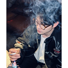 黑色