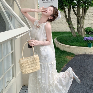 甜美挂脖吊带碎花米色连衣裙女夏2025新款显瘦绝美公主裙流行爆款图片