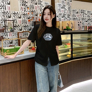 现货已出。2024夏季中式前片破缝下摆开叉绣花T恤P49-K75图片