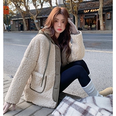 冬装有货绿色卫衣帽撞色拼接羊羔毛外套2C090-1325-P165-K238，女装短外套，2C090