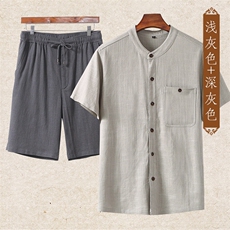浅灰上衣＋深灰短裤