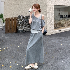 假两件露肩灰色T恤半身裙套装女夏2025新款两件套巨好看大方得体，女装套装/套裙，2C095