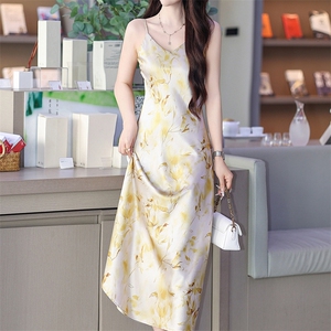 夏季吊带连衣裙女缎面印花垂坠感时尚洋气裙子法式气质碎花长裙子图片