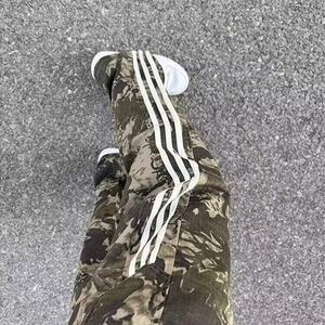 复古三条杠迷彩冲锋裤男女夏季新款宽松直筒阔腿休闲运动伞兵长裤,光州运动服穿搭图片