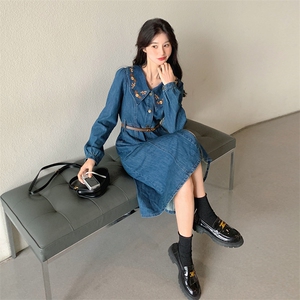刺绣娃娃领收腰牛仔连衣裙女春秋2025新款甜美流行减龄爆款长裙图片