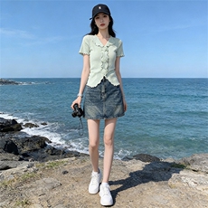 绿色上衣+蓝色牛仔裙（套装）