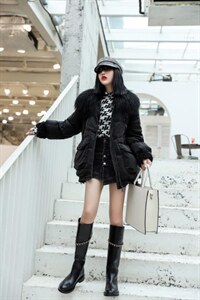 卡菲莱 2021新款羽服大滩羊毛领+袖口拼羊羔毛+贵气
时图片