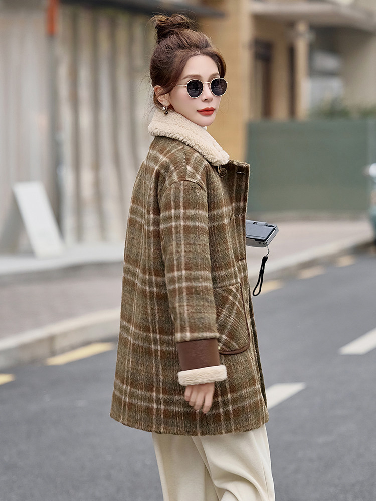羽绒服女中长款冬新款今年流行独特漂亮翻领格子保暖大衣外套,女装羽绒服,水衣源