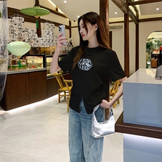 现货已出。2024夏季中式前片破缝下摆开叉绣花T恤P49-K75，女装T恤，慧峰
