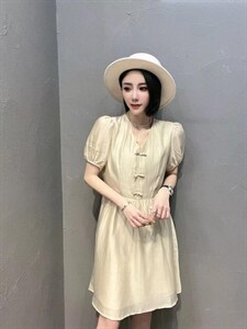 新款洋气V领蝴蝶结扣连衣裙图片