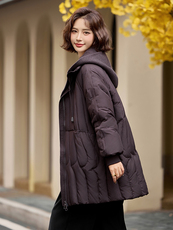 现货2024冬季新款宽松时尚拼接可脱卸帽中长款羽绒服，女装羽绒服，深水步
