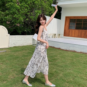 法式甜美蝴蝶碎花挂脖连衣裙女夏2025年新款宽松度假气质仙女长裙图片