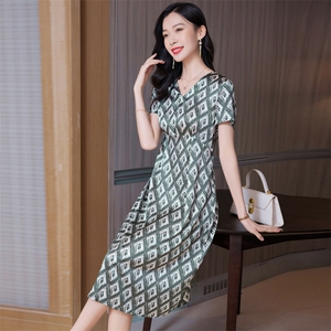高级感缎面v领真丝连衣裙女夏天2024新款贵夫人妈妈装桑蚕丝裙子图片