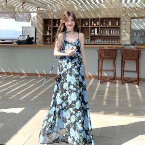 海边度假蓝色碎花吊带连衣裙女2025新款夏日出游穿搭绝美漂亮长裙图片