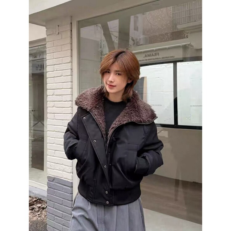 翻领毛领截短廓形宽松夹棉外套冬季女加厚飞行员夹克棉服图片