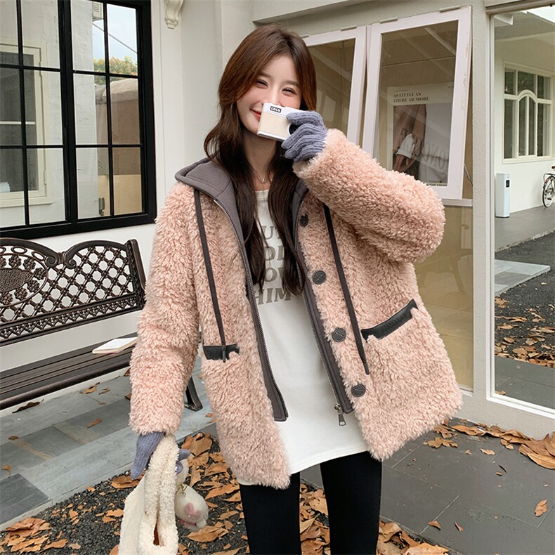 韩系粉色连帽撞色拼接羊羔毛外套女秋冬2025新款设计皮毛一体外套，女装羊羔毛/颗粒绒，帛锦泉