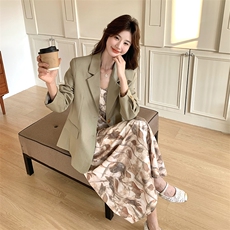 韩剧女主穿搭套装女春秋2025新款西装外套配吊带碎花连衣裙两件套，女装套装/套裙，2C113
