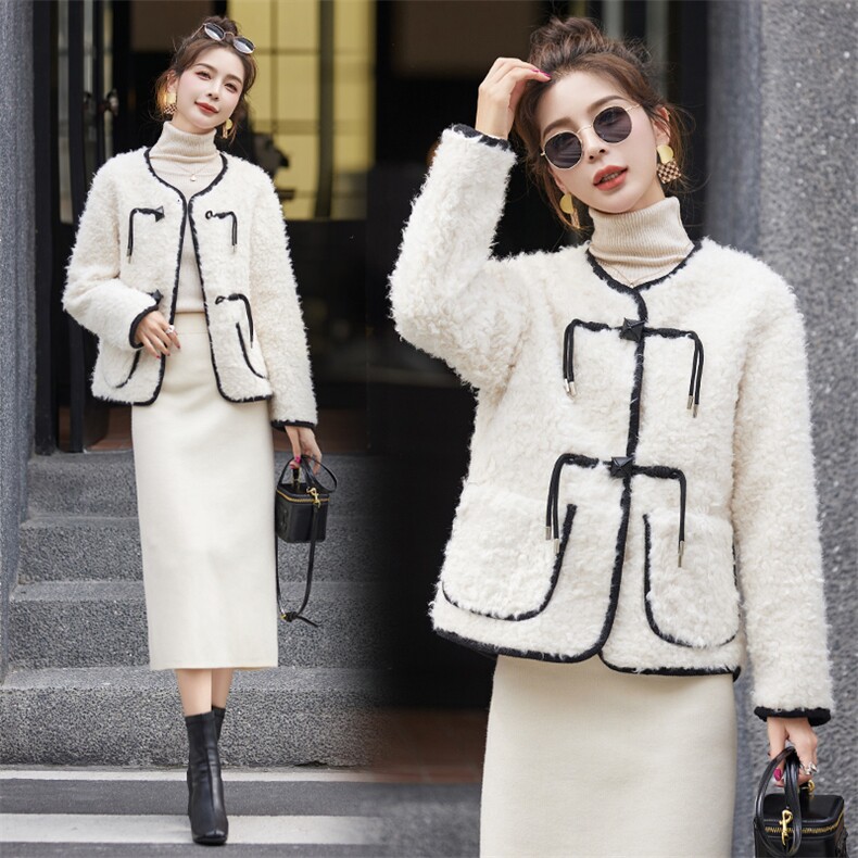 2024年冬季羊剪皮毛一体小香风时尚拼接盘扣设计加厚小个子外套，女装羊羔毛/颗粒绒，丽美静依